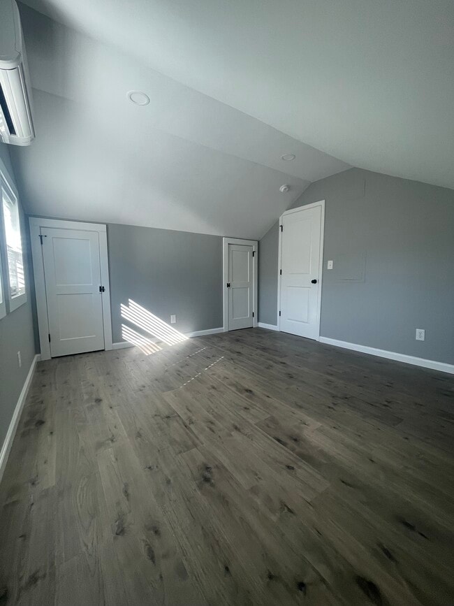 Building Photo - 916 9th St NE