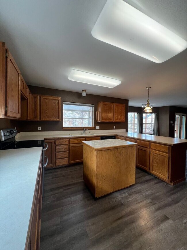 Building Photo - Newly Painted 3 Bedroom, 2 Bathroom Home