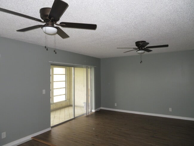 Building Photo - 135 Lake Carol Dr