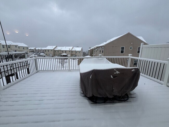 Building Photo - 3 Bedroom Townhome - Carnegie!