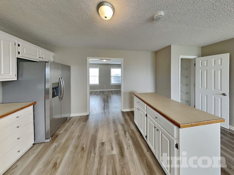 Building Photo - 1055 Maria Dr