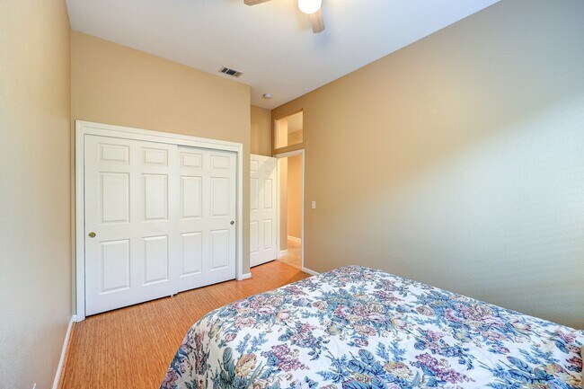 Building Photo - OPEN FLOOR PLAN WITH SIDEYARD PARKING AND ...