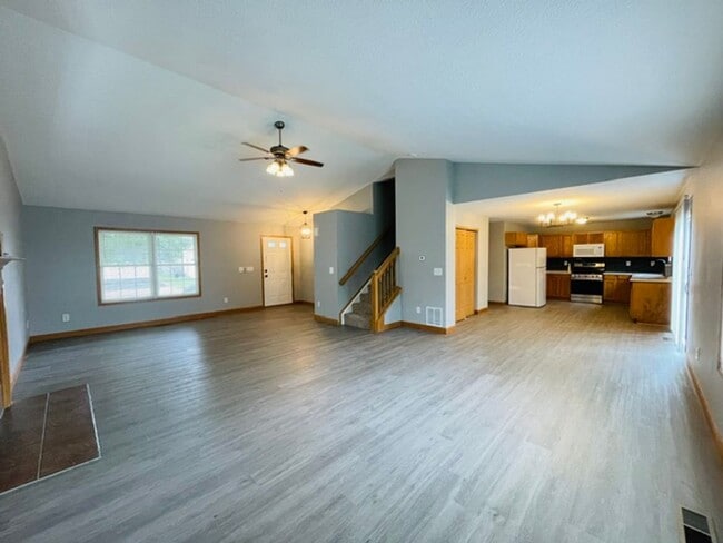 Building Photo - 8575 Fernbrook Dr