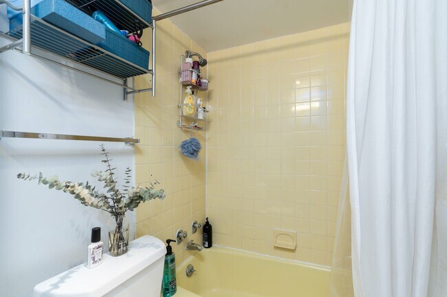 Building Photo - Sunlit 1BR Apartment with a Versatile Second Room at Claridge House