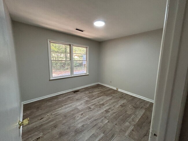 Building Photo - 5th- 308