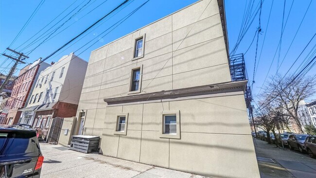 Building Photo - 49 Coles St