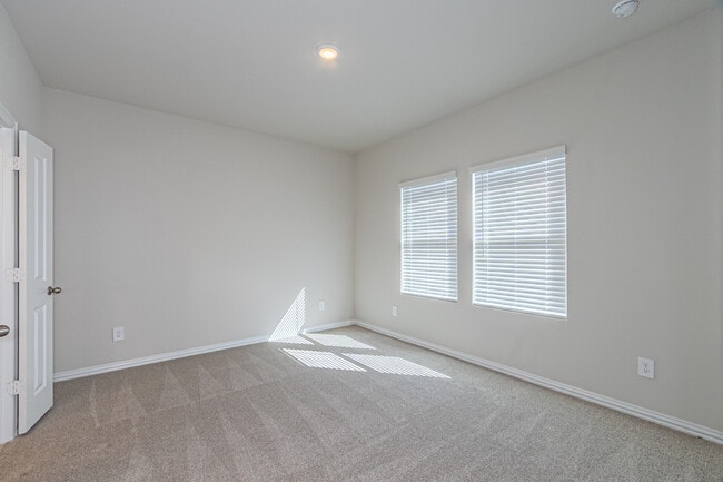 Building Photo - 801 Leavenworth Dr