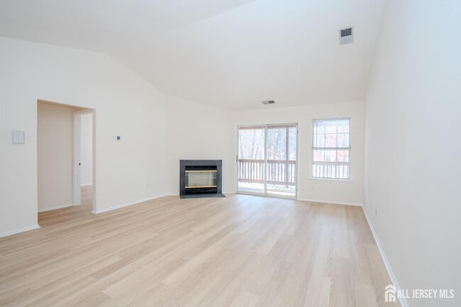 Building Photo - 32 Tanglewood Ct