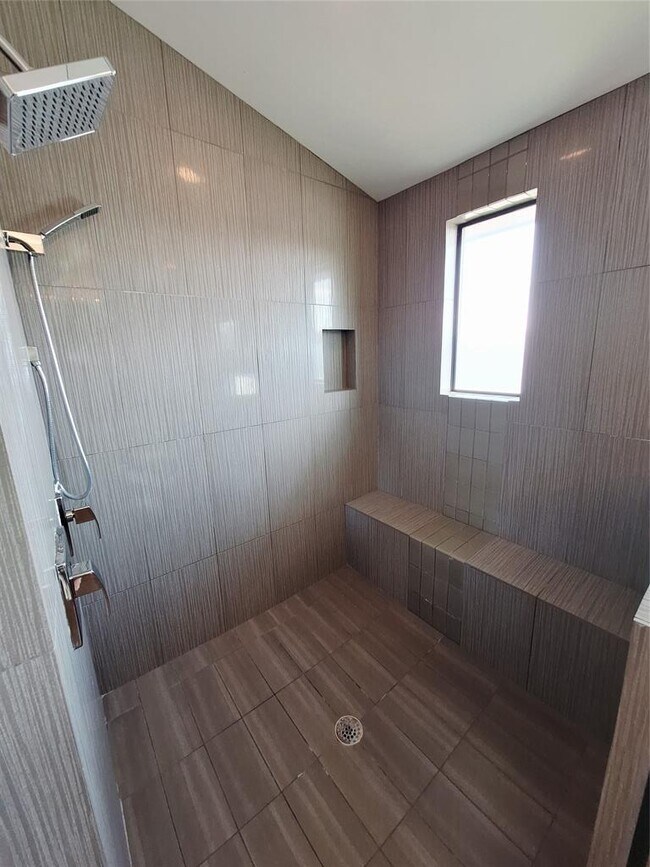 Building Photo - 607 Peacock Ln