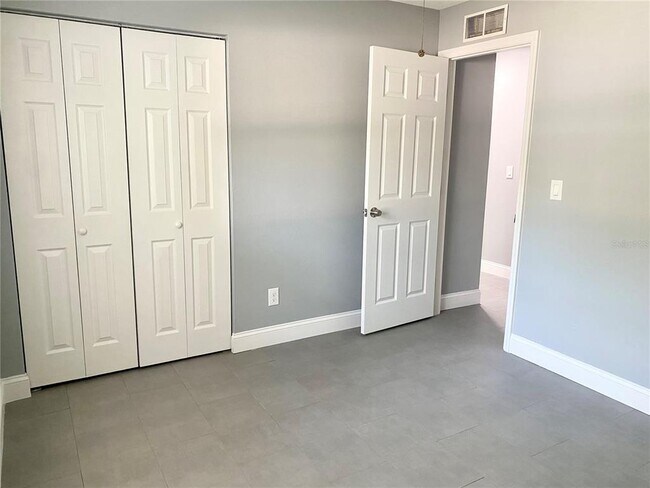 Building Photo - 8433 Somerset Dr