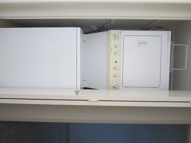 Building Photo - Gated 2+1.5 w/pool+spa, basketball crt, cl...