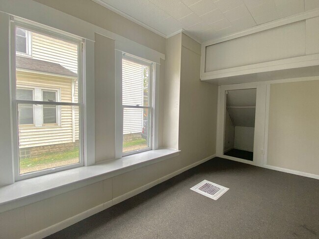 Building Photo - 1016 E Stockbridge Ave