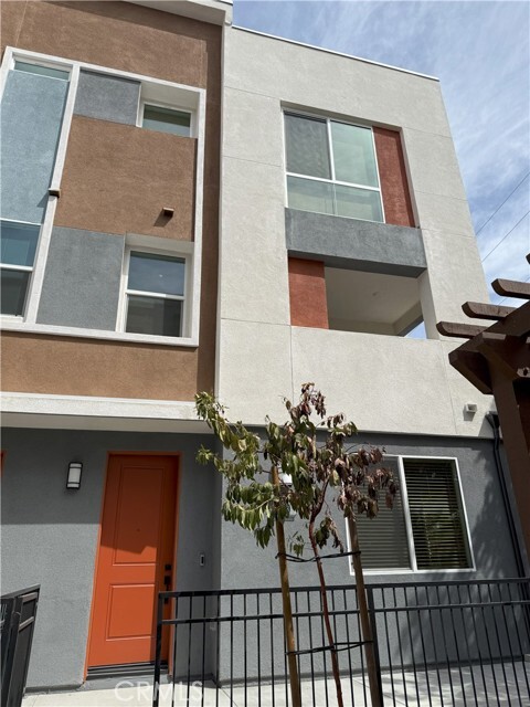 Building Photo - 1816 E 1st St