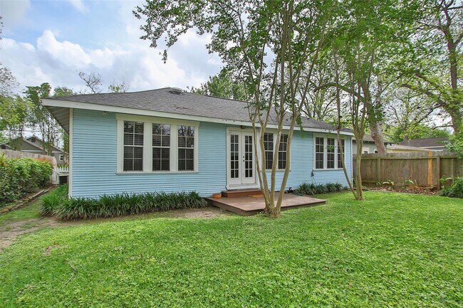 Building Photo - Beautifully updated 3BR/2BA Bungalow in de...