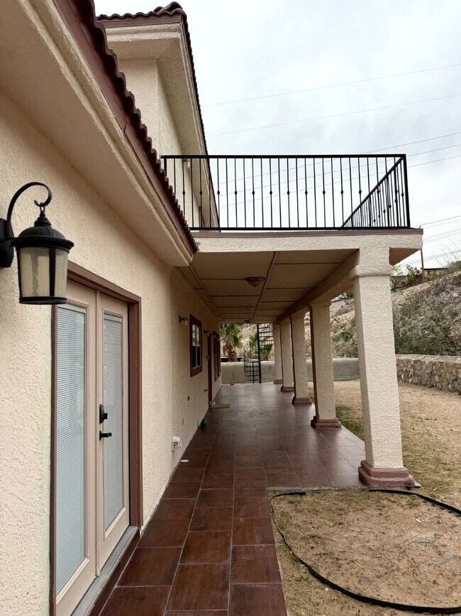 Building Photo - 317 Zenith Dr