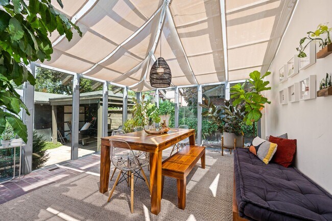 Building Photo - Beautifully Updated Holladay Home!