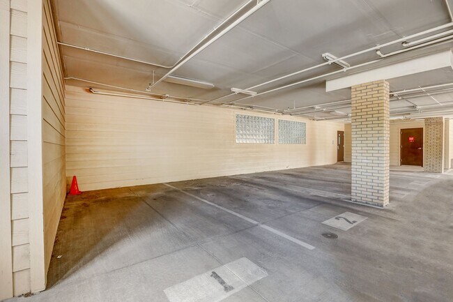 Building Photo - 2 bedroom 2 bath Penthouse apartment in Wa...
