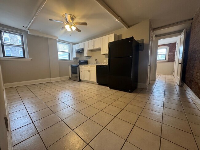 Building Photo - 2773 Hampshire-Unit 3