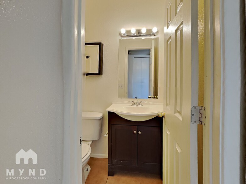 Building Photo - 2828 E Tierra Buena Ln