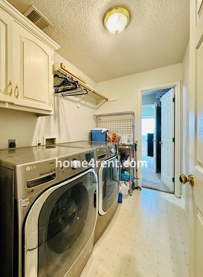 Building Photo - Beautiful Four Bedroom Home in a Quiet Neighborhood w/ an Updated Kitchen, Wood Floors, and a Fin...