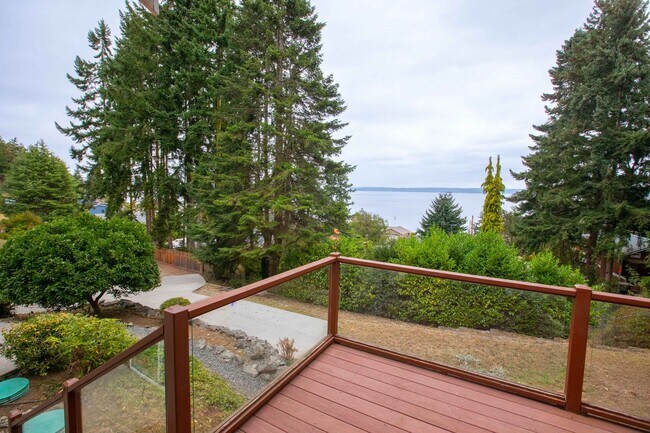 Building Photo - Beautiful Penn Cove View Home and Dog Frie...