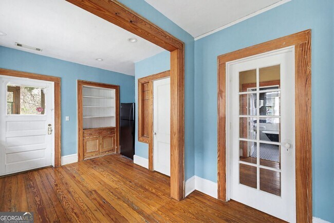 Building Photo - 114 E Maple St