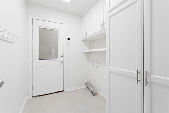 Building Photo - 7673 Rosewood Dr