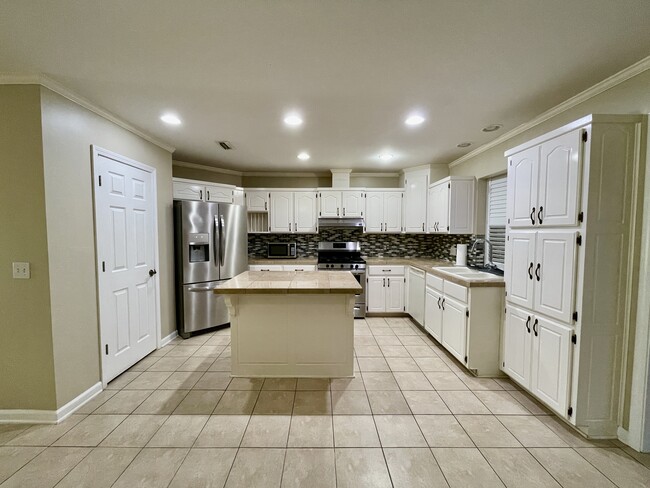 Building Photo - 115 Lakeside Dr