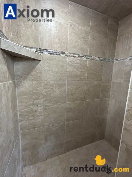 Building Photo - 1351 1/2 E Fremont-