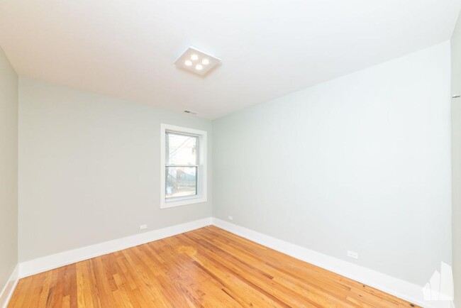 Building Photo - 2 bedroom in Chicago IL 60657