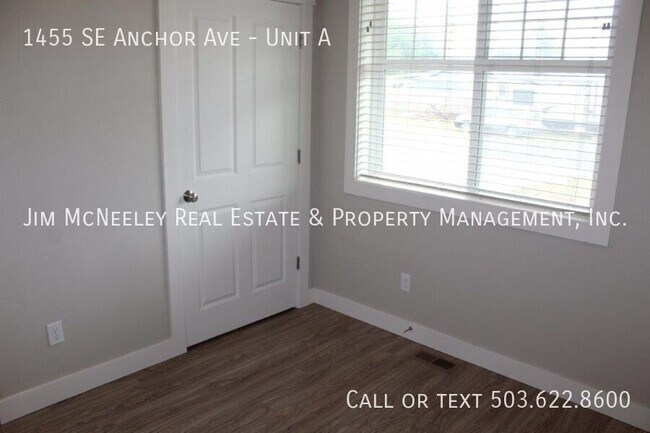 Building Photo - 3 Bed/ 2 Bath Duplex with One Car Garage