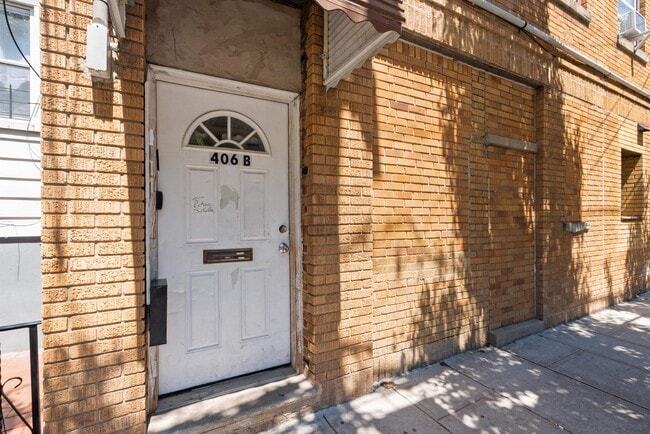 Building Photo - 406 7th St