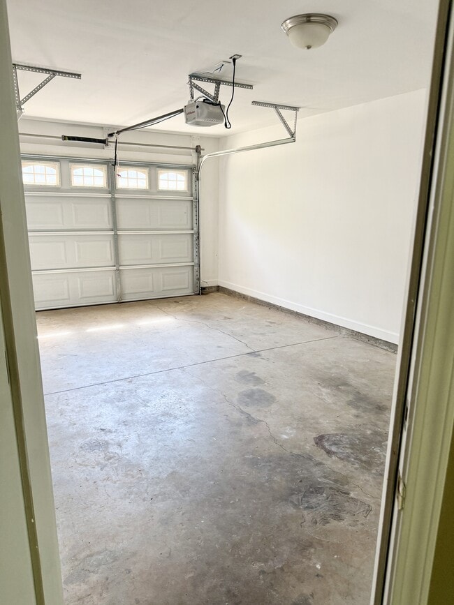 Building Photo - 318 Zach Dr