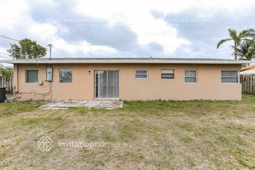 Building Photo - 3111 NE 9th Ave