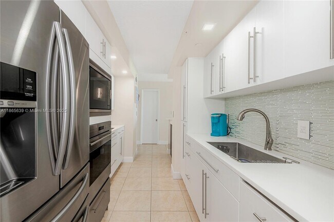 Building Photo - 6917 Collins Ave