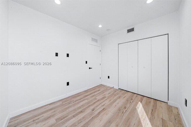 Building Photo - 11 NE 51st St