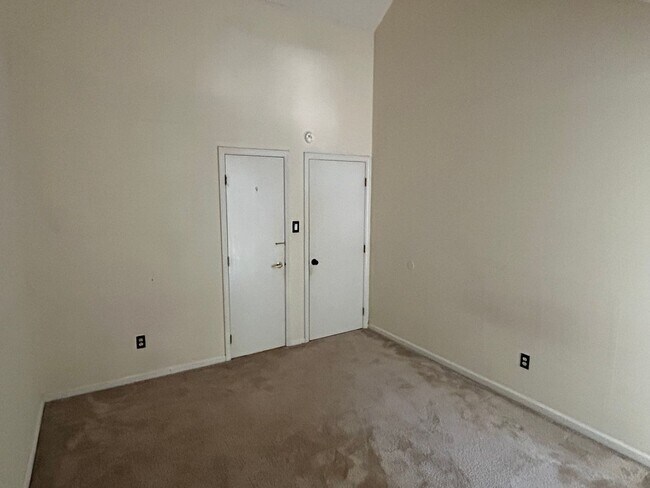 Building Photo - 4 Bed | 2 Bath Townhouse near NCSU - MOVE ...