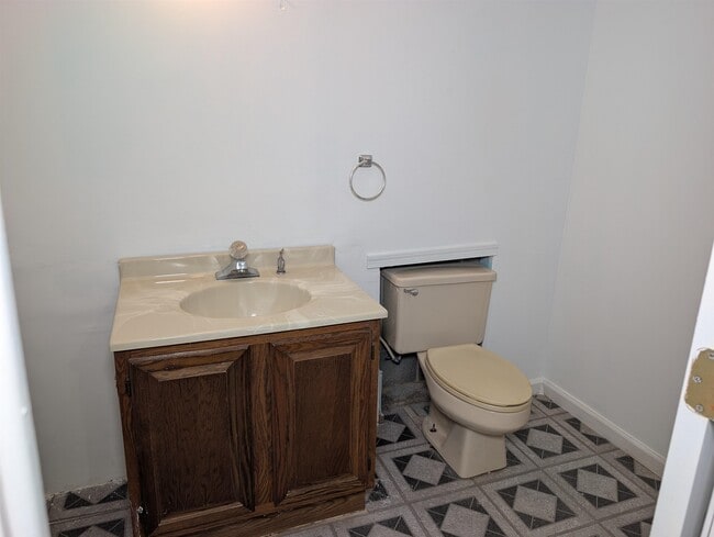 Building Photo - 103 Cherry Ave