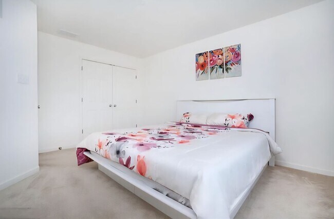 Building Photo - Spacious End-Unit Townhome for Rent in Mer...