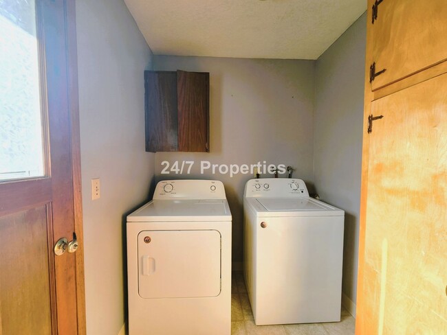 Building Photo - 3BD I 1BA + Bonus Room - Milwaukie, OR