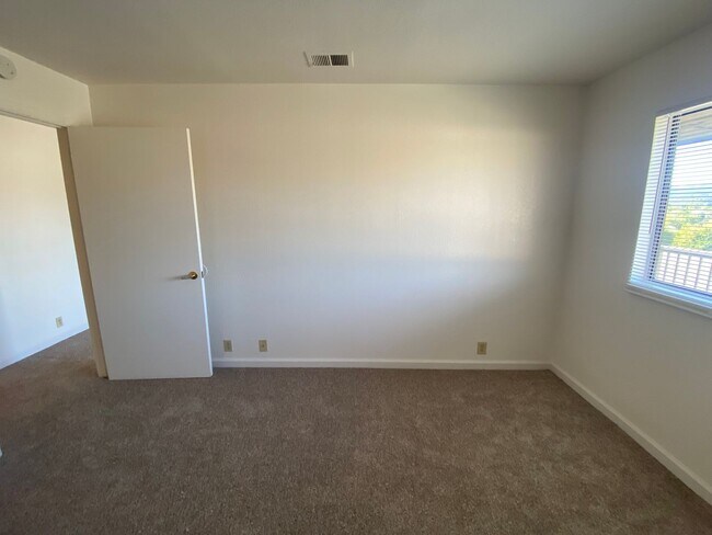 Building Photo - La Tierra Gardens - 2/1 Upstairs Apartment