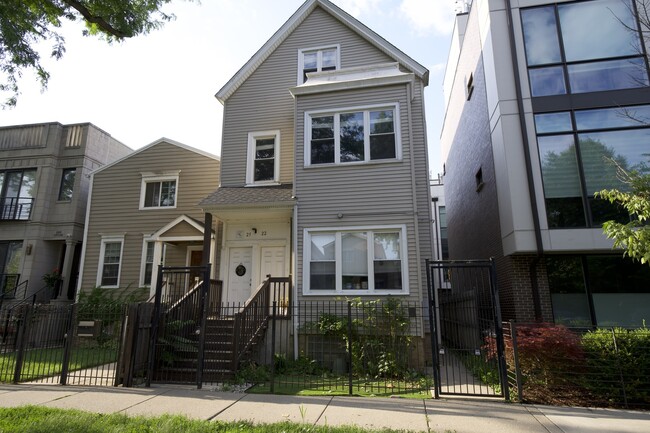 Building Photo - 2522 W Cortland St
