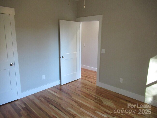 Building Photo - 2071 Gladwood Ln
