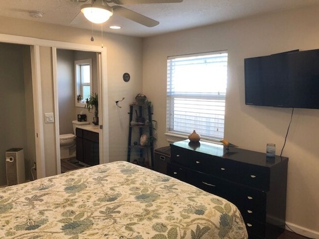 Building Photo - Fully Furnished - Long Term - Adorable Cab...