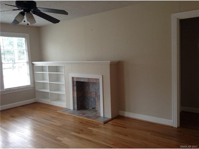 Building Photo - ** AVAILABLE JUNE 1ST ** CUTE 3/1 BROADMOO...