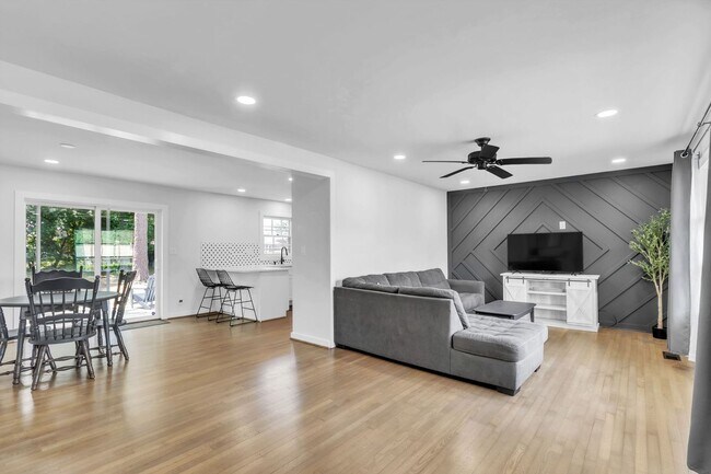 Building Photo - Updated 3 Bedroom, 2 Bath Home – Minutes from Fort Bragg!