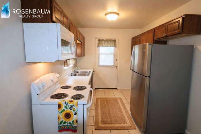 Building Photo - 1006 N Pueblo Dr