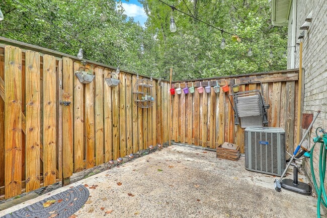 Building Photo - 502 Stinson Dr