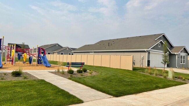 Building Photo - $2,199.00 / Large 4 bed 2 bath / 3 car gar...