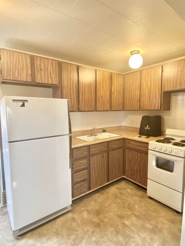 Building Photo - Nestled In A Great Neighborhood! Don't Miss this One Bedroom!
